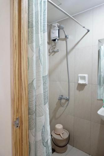 ein Badezimmer mit Duschvorhang und Toilette in der Unterkunft Condo Saga Davao City in Davao City