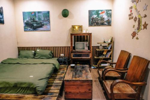 a bedroom with a bed and a tv in it at BG Stone Homestay in Mộc Châu