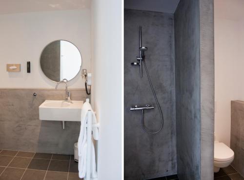 a bathroom with a shower and a sink at Weidesuite bij Leeuwarden. Natuur en 11stedenwater in Weidum