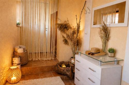 a room with a dresser with a mirror and a window at Weidelandfarm am Riebener See in Beelitz