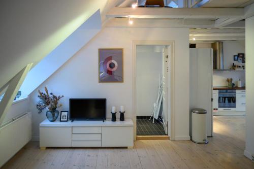 a living room with a tv on a white cabinet at Best Stay Copenhagen Apartment 1470 in Copenhagen