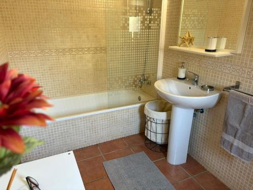 a bathroom with a sink and a toilet and a tub at Casa Rural Aires de Mondalindo in Bustarviejo