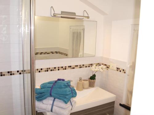 a bathroom with a sink and a mirror at Home Sweet Home in Lavagna