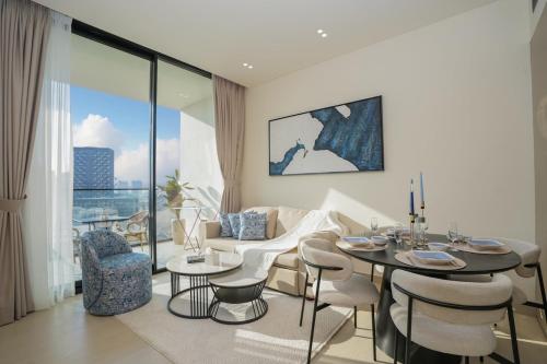 Bright 1-Bed with Pool and Gym