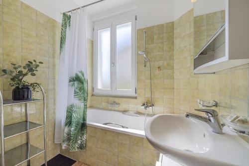 a bathroom with a sink and a bath tub at WG Zimmer Seilerstrasse in Arbon