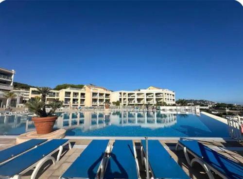 Vue mer piscine parking tennis 4 personnes