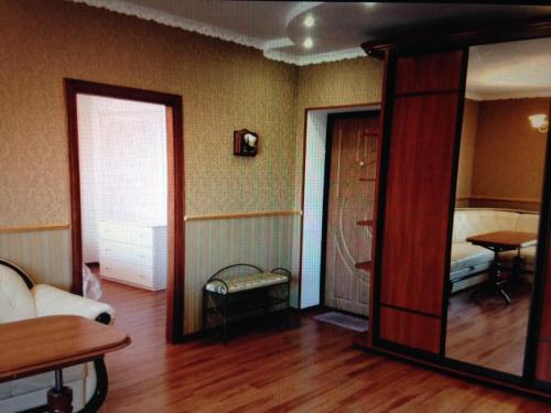 uma sala de estar com um espelho e um quarto em Truskavets Elit Apartment em Truskavets