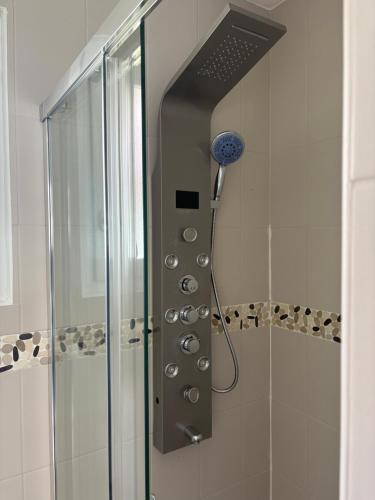 a shower with a shower head in a bathroom at Suite indépendante avec piscine proche Océan in Saint-Vincent-de-Tyrosse