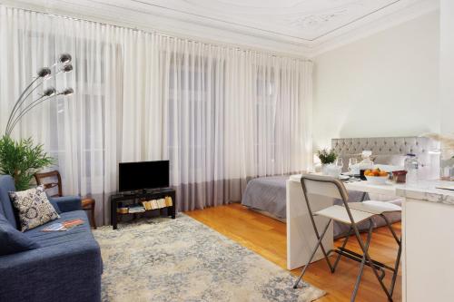 Lighthouse Apartments With Sea View