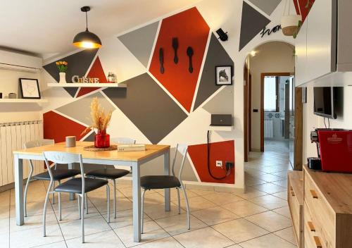 a dining room with a table and chairs at Holihome D'Auri in Tortoreto Lido