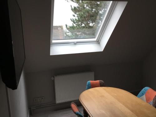 a room with a table and a window at Maison 1er étage chéreng 6kms stade Pierre Mauroy 4 personnes in Chéreng