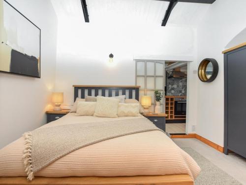 a bedroom with a large bed and two lamps at 1 Bed in Spalding oc-75073 in Surfleet