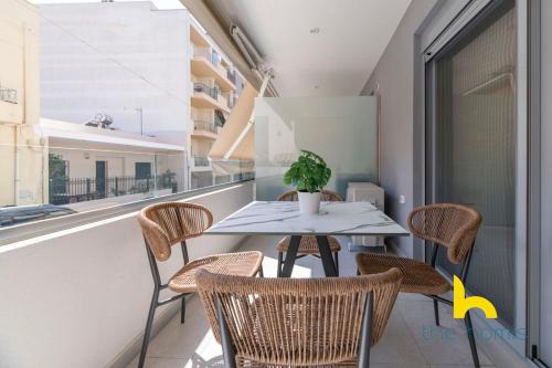 A1 Stylish 2BR APT w Balcony and Parking, Kingbed