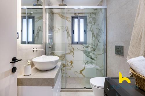 A1 Stylish 2BR APT w Balcony and Parking, Kingbed