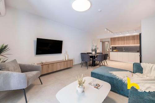 A1 Stylish 2BR APT w Balcony and Parking, Kingbed