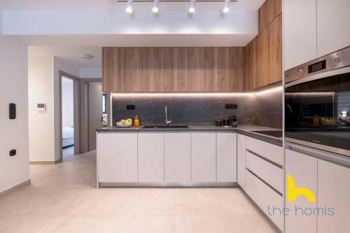 A1 Stylish 2BR APT w Balcony and Parking, Kingbed