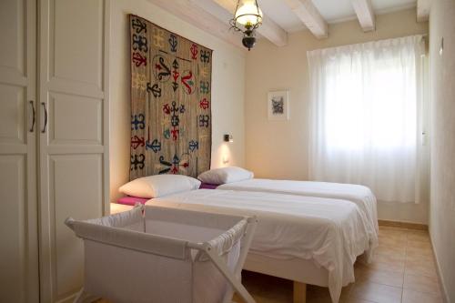 a bedroom with a bed and a window with a curtain at Casa Gailupa in San Martín