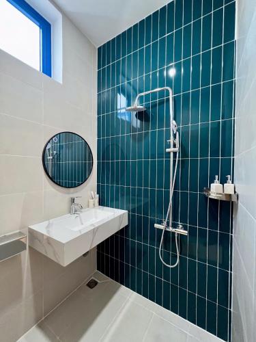 a bathroom with a sink and a shower at Santonita Hotel & Tours in Ninh Hải