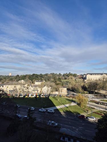 Appartement lumineux avec balcons et tram au pied