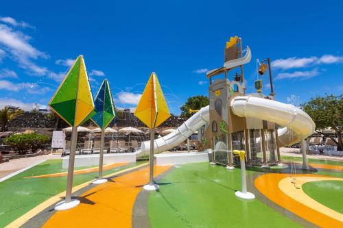 ein Wasserpark mit einer Wasserrutsche in einem Park in der Unterkunft Gran Tagoro Family & Fun Playa Blanca in Playa Blanca