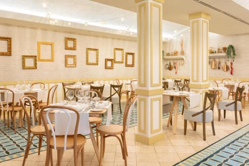 ein Restaurant mit Tischen und Stühlen in einem Raum in der Unterkunft Gran Tagoro Family & Fun Playa Blanca in Playa Blanca
