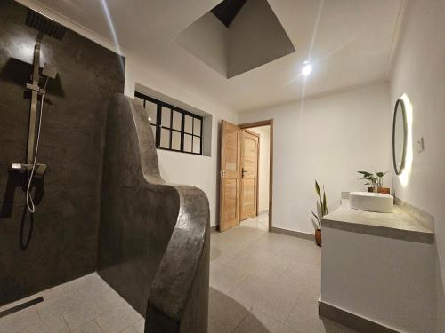 a bathroom with a sink and a bath tub at Villa Miamba in Zame