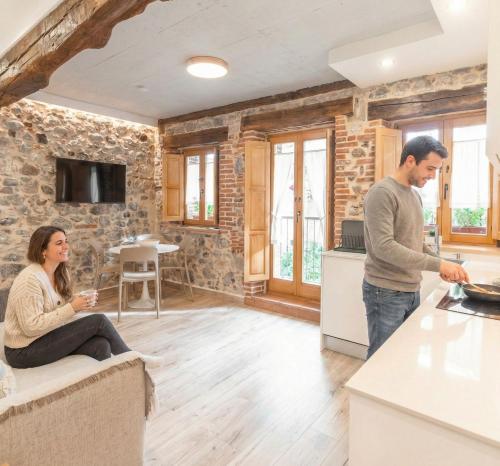 El Patio de Vespasiano-Calera- vistas a la iglesia junto al puerto