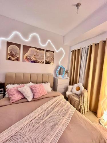 a bedroom with a bed with pink and white at Sweetluxx - SMDC Green 2 Residences Staycation in Dasmariñas