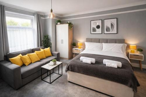 a bedroom with a bed and a couch at S Gravesend 1 Bed Flat 2 Min Walk STN-Town Centre in Gravesend