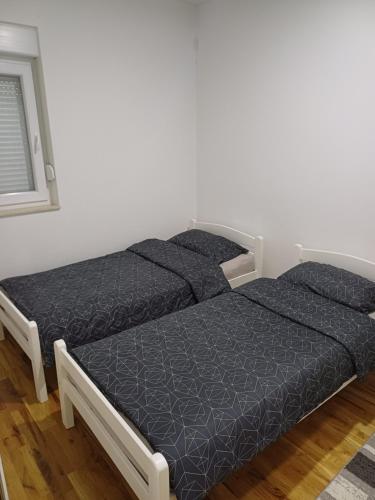 two beds sitting next to each other in a bedroom at Apartment Čapljina in Čapljina