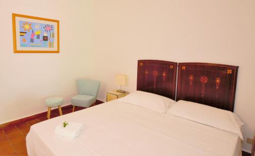 ValverdeにあるVilla del Limoneのベッドルーム(白いベッド1台、椅子付)