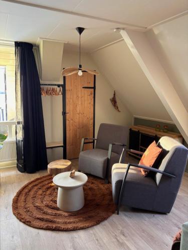 a living room with a couch and a table at B&B Groene oase in Bantega
