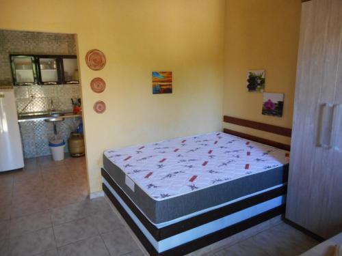 - une chambre avec un lit dans l'établissement Casinhas na Praia do Julião em Ilhabela SP, à Ilhabela
