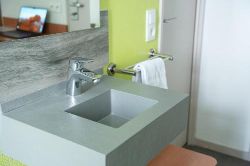 a bathroom counter with a sink in a bathroom at Bhoma Budget Troyes aéroport in Troyes