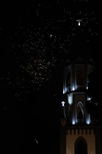 Una torre de reloj por la noche con estrellas en el cielo. en Edificio en el Casco Historico, en Asunción
