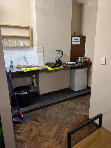 Una cocina con encimera y fregadero en una habitación. en Edificio en el Casco Historico, en Asunción