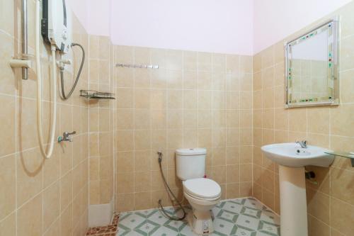 a bathroom with a toilet and a sink at Teko Paradise and Kitchen in Phumĭ Kruŏs