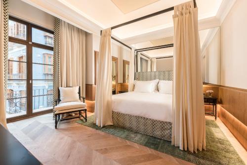 ein Hotelzimmer mit einem Bett und einem Fenster in der Unterkunft Palacio Solecio, a Small Luxury Hotel of the World in Málaga