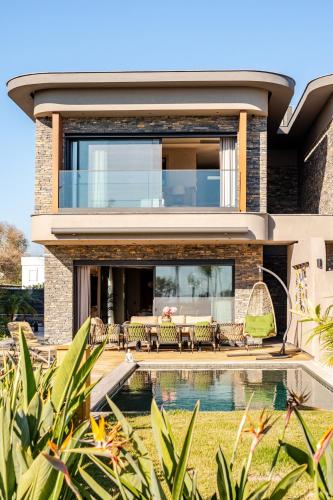 Stylish Beachfront Villa with Pool Gym Sauna SeaView