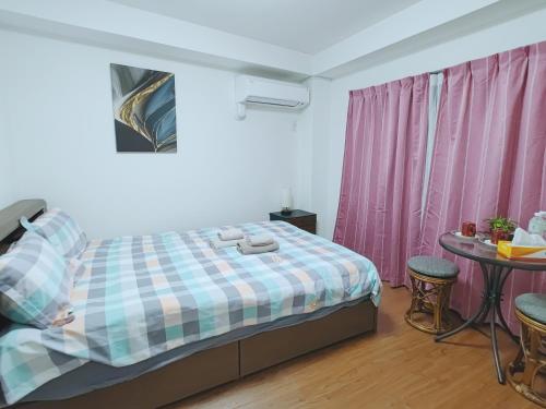a bedroom with a bed and a table with stools at #203WZNET梅屋敷駅2分横浜羽田空港都心便利商店街1ldk広い in Tokyo