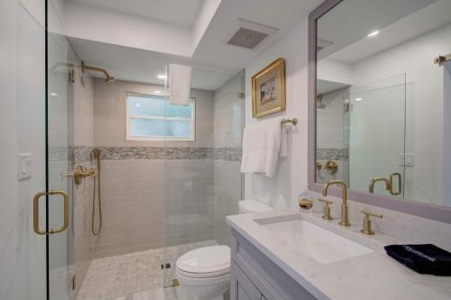 a bathroom with a shower and a sink and a toilet at Le Malo Vacation Rental in Naples