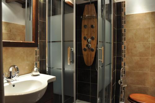 a bathroom with a shower with a sink and a toilet at Apartamentos El Mirador Del Soto in Sotoserrano
