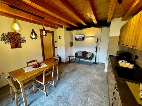 a kitchen and dining room with a table and chairs at Rosetta - Ai Meli - Dolomites in Lozzo Cadore