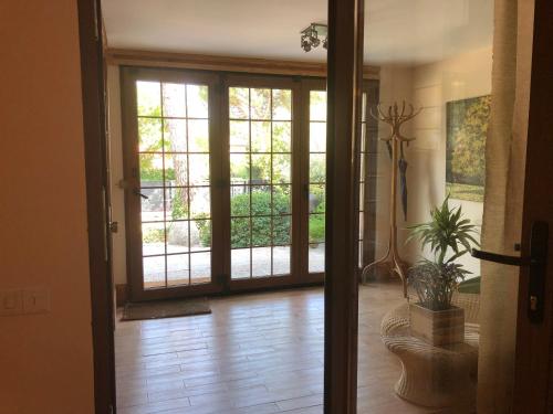 a hallway with a door open to a patio at Espacioso e independiente apartamento in Las Rozas de Madrid