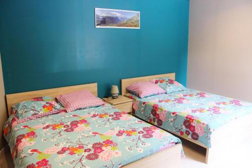 two beds sitting next to each other in a bedroom at La croix majot in Regniowez