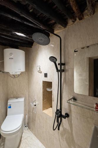 a shower in a bathroom with a toilet at بيت العريش Arish house in Sayq