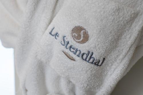 Et logo, certifikat, skilt eller en pris der bliver vist frem på Le Stendhal - Vendôme