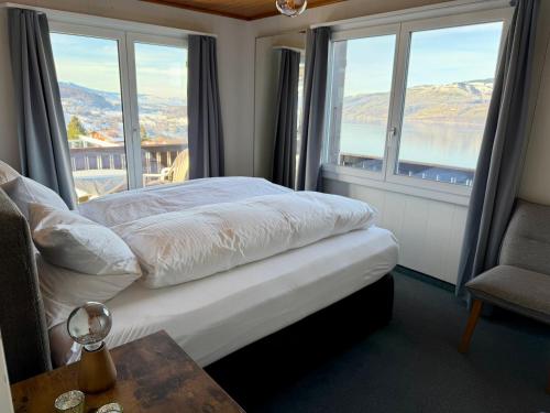 ein Schlafzimmer mit einem Bett und Bergblick in der Unterkunft Eva's Seeblick in Krattigen