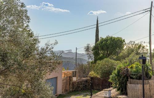 a house with a view of the mountains at Can Taco in Galilea