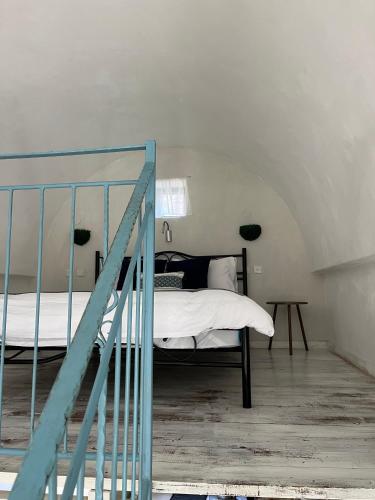 ein Schlafzimmer mit einem Bett und einer Treppe darin in der Unterkunft Yamas Golan in Ani'am